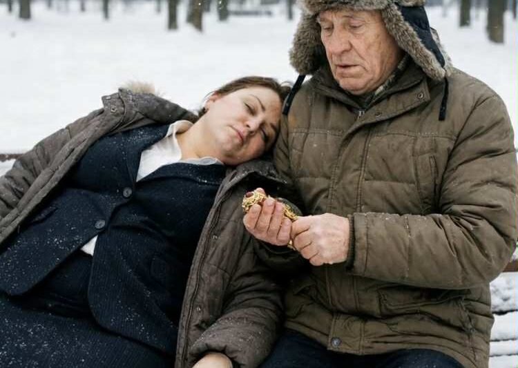 Sadla si na lavičku, zavrela oči a keď sa prebudila, uvidela nejakého starca, ako sa jej snaží stiahnuť z ruky zlatý náramok.