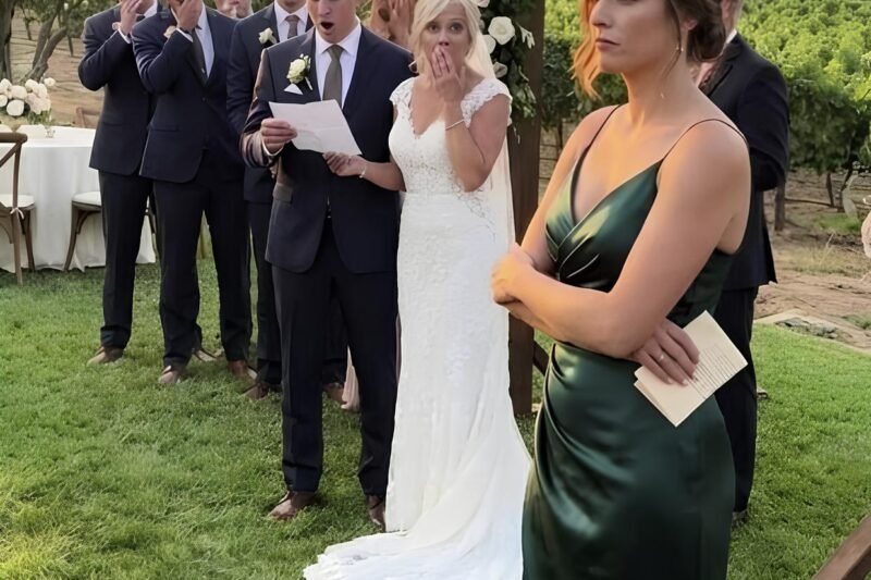 Zradil ma tým najhorším možným spôsobom – tým, že si vzal moju vlastnú matku. Všetci mi hovorili, aby som pokračovala. Nerobila som to. Ukázala som sa na jej svadbe a kým povedala: „Áno, chcem,“ môj plán už bol úplne splnený.