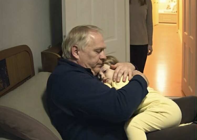 Każdej nocy mój mąż kładł się spać w pokoju naszej córki: na początku nie zwracałam na to uwagi, ale pewnego dnia postanowiłam ukryć kamerę w jej pokoju i kiedy obejrzałam nagranie, prawie zemdlałam z przerażenia 😲😱