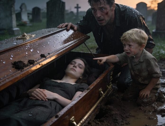 Len hodinu po pohrebe mojej manželky mi moje sedemročné dieťa pevne chytilo ruku a zašepkalo: „Oci… Mame je stále zima.“ Odsekol som: „To stačí. Už sme sa rozlúčili.“ Ale moje dieťa sa rozplakalo: „Prosím, vykop mamu späť!“ Keď sa rakva otvorila a veko zdvihlo… celý dav zatajil dych – pretože moje dieťa malo pravdu a to, čo sa objavilo vo vnútri, navždy všetko zmenilo.