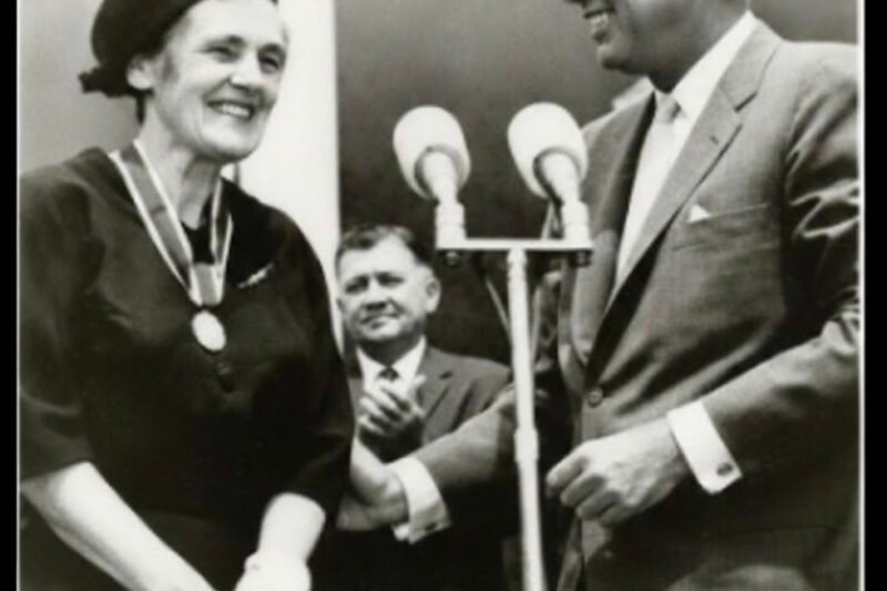 Žena, ktorá zachránila tisíce detí jediným slovom „NIE“: Príbeh hrdinskej lekárky Frances Kelsey, ktorá sa nenechala zastrašiť farmaceutickým gigantom a zabránila tragédii, ktorá zmenila tvár Európy.