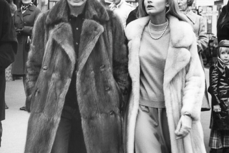 Príbeh najtvrdšieho muža Hollywoodu, ktorý predpovedal, že ukradne manželku priateľovi, aby s ňou prežil život plný vášne a nakoniec si jej popol vzal so sebou až za hrob.