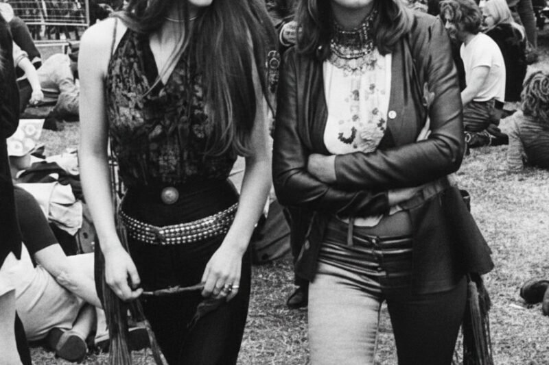 Príbeh o zradených sľuboch, hneve susedov a šialenom farmárovi, ktorý riskoval všetko, aby pol milióna mladých ľudí mohlo prepísať históriu hudby uprostred dažďa a totálneho chaosu.