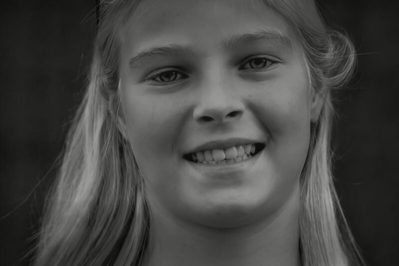 Skutočný príbeh dievčaťa, ktoré vďaka jedinej hodine geografie predvídalo neviditeľnú smrť a zachránilo stovky ľudí pred ničivou stenou vody, zatiaľ čo svet okolo nej bezstarostne tancoval na pokraji skazy.