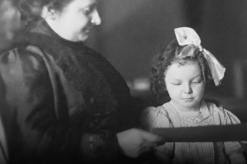 Príbeh ženy, ktorá vzoprela osudu a v temných chodbách psychiatrie objavila tajomstvo, ktoré navždy zmenilo spôsob, akým sa pozeráme na naše deti a ich nekonečný potenciál.