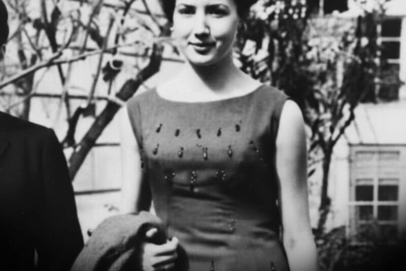 „Osudné ‘NIE’, ktoré otriaslo Sicíliou: Príbeh odvahy dospievajúceho dievčaťa, ktoré sa postavilo mafii a barbarskému zákonu, aby navždy zmenilo dejiny a definíciu ženskej cti v modernom svete.“