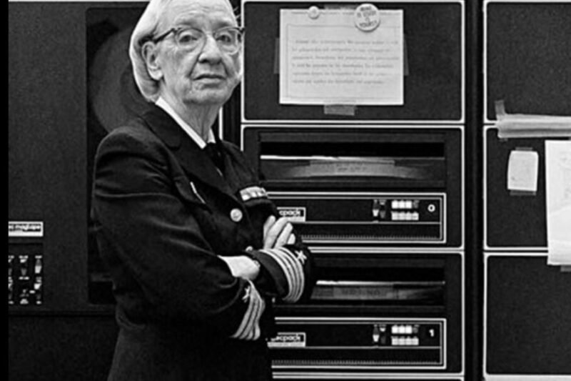 Fascinujúci príbeh ženy, ktorá naučila stroje ľudskú reč: Ako tvrdohlavá matematička s mŕtvym moľom v denníku a odvahou vzoprieť sa celému námorníctvu položila základy digitálneho sveta, v ktorom dnes všetci žijeme.