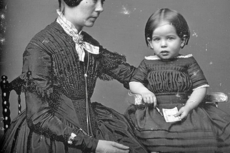 Nezlomná strážkyňa domova: Príbeh osamelej matky, ktorá na divokej prérii čelila presile banditov len s puškou v ruke a chladnou odvahou, pred ktorou muselo ustúpiť aj samotné zlo.