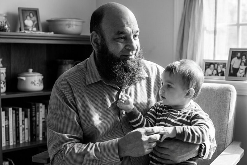 Muž, ktorý drží za ruku smrť, aby sa deti nebáli: Príbeh Mohameda Bzeeka, jediného človeka v Los Angeles, ktorý si adoptuje výhradne nevyliečiteľne choré deti, ktorých sa vlastní rodičia vzdali.