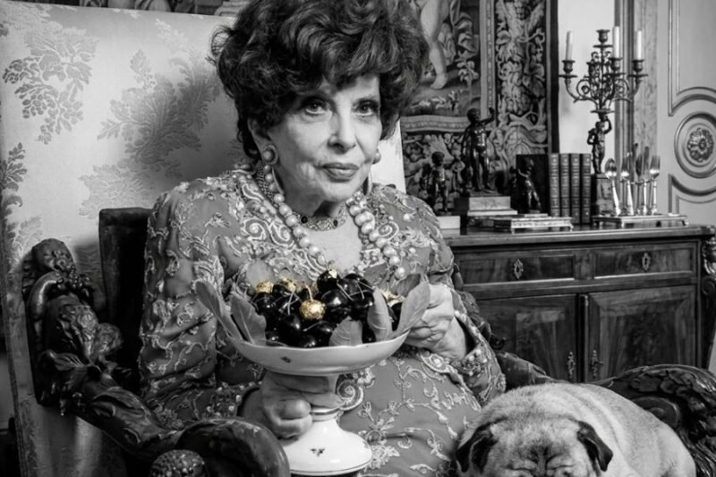 Súboj krásy a mozgu proti mocnému tyranovi Hollywoodu: Ako Gina Lollobrigida prekabátila miliardára Howarda Hughesa, ktorý ju chcel vlastniť, a namiesto zlatej klietky si vybudovala impérium slobody ako herečka, fotografka a sochárka.