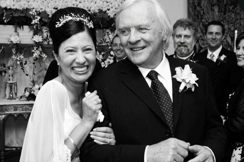 Láska, ktorá prišla, keď už v nič nedúfal: Ako legendárny Anthony Hopkins po 50 rokoch boja s démonmi a osamelosťou našiel spásu v antikvariáte vďaka tancujúcej Kolumbijčanke, ktorá ho naučila znova milovať život aj seba samého.