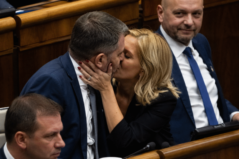 ŠOK V PARLAMENTE! Tajný románik otrasil slovenskou politikou