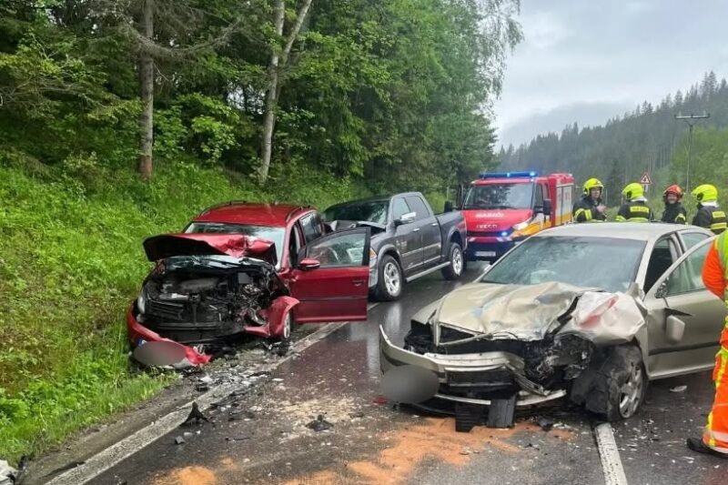 Na Orave sa zrazili tri osobné autá. Vážna nehoda si vyžiadala zranených pasažierov a prevoz do nemocnice